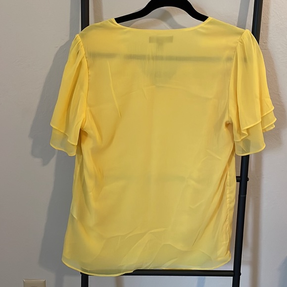 Barely worn medium flutter sleeve sunny yellow banana republic top - Picture 5 of 6